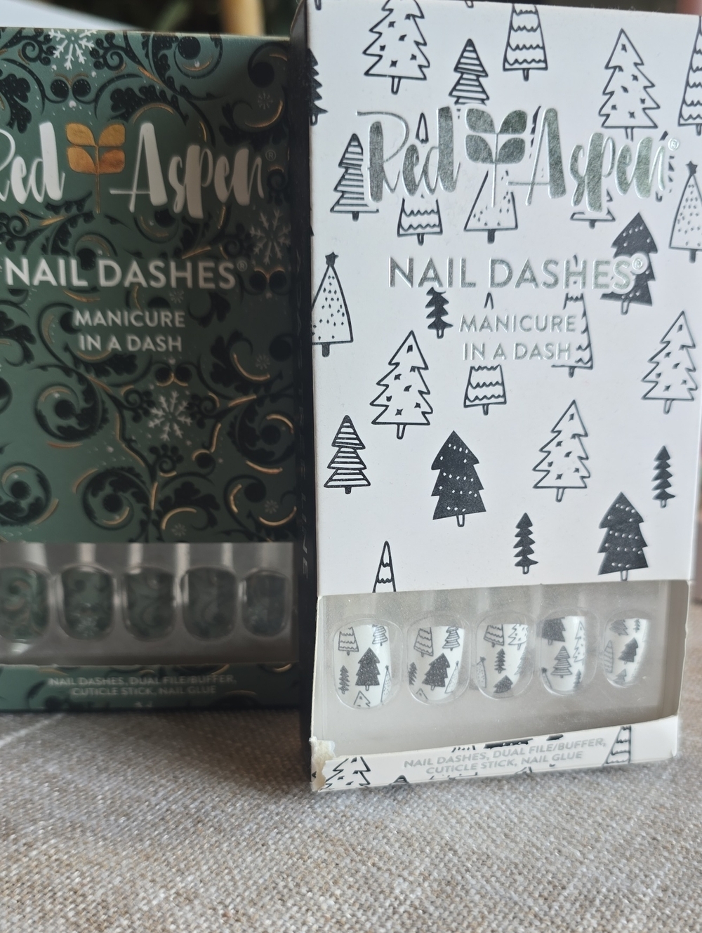 Red Aspen Holiday Press-On Nails - White & Black Tree Print/Green Paisley